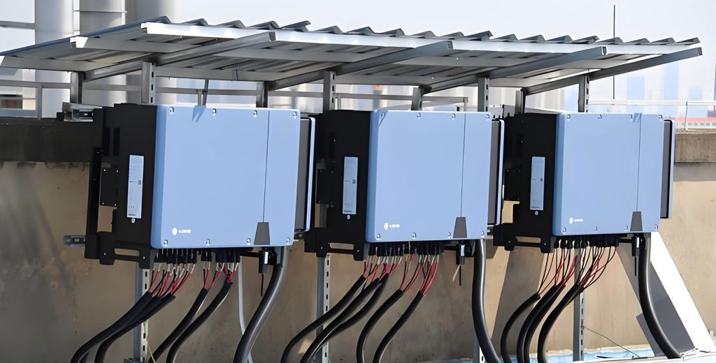 Infographic showing recommended AC cable sizes for 3kW, 5kW, 10kW and 15kW solar inverters in Pakistan, featuring XLPE copper cables, distribution board, rooftop solar panels, and voltage drop and overheating risk indicators.